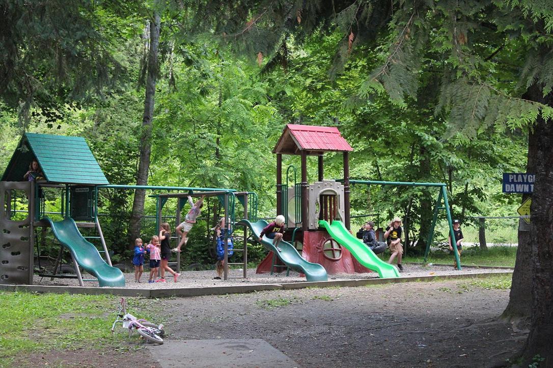 Revelstoke Rv & Cabin Resort מראה חיצוני תמונה